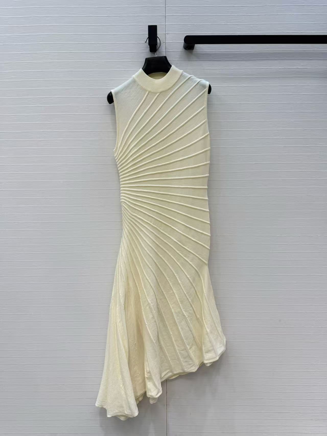 Women Formal Wear Designers - 솔리드 컬러의 시원하고 세련된 불규칙 플리츠